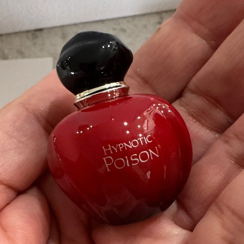 New in Box Dior Red Velvet Pouch with Miniature Perfume - Picture 7 of 10